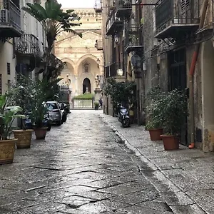 Casa Di Fronte La Cattedrale , Palermo Italia